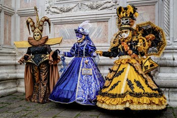 La parade des costumés du carnaval de Venise 2026 devant l'église de San Zaccaria.