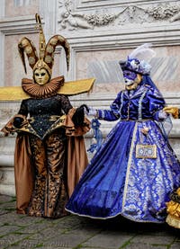 La parade des costumés du carnaval de Venise 2026 devant l'église de San Zaccaria.