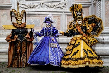 La parade des costumés du carnaval de Venise 2026 devant l'église de San Zaccaria.