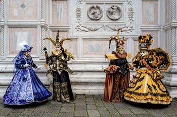 La parade des costumés du carnaval de Venise 2026 devant l'église de San Zaccaria.