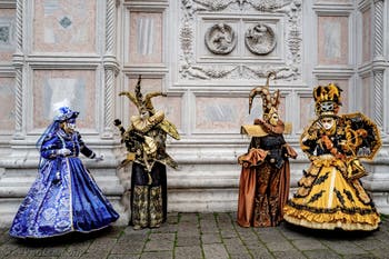 La parade des costumés du carnaval de Venise 2026 devant l'église de San Zaccaria.
