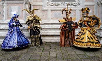La parade des costumés du carnaval de Venise 2026 devant l'église de San Zaccaria.