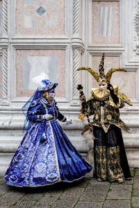 La parade des costumés du carnaval de Venise 2026 devant l'église de San Zaccaria.