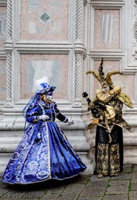La parade des costumés du carnaval de Venise 2026 devant l'église de San Zaccaria.