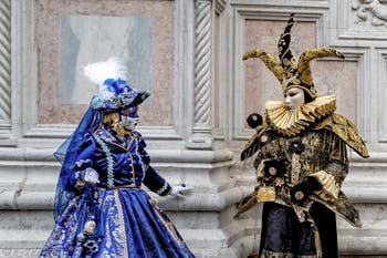 La parade des costumés du carnaval de Venise 2026 devant l'église de San Zaccaria.