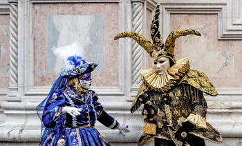 La parade des costumés du carnaval de Venise 2026 devant l'église de San Zaccaria.