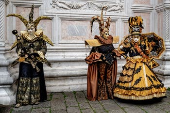 La parade des costumés du carnaval de Venise 2026 devant l'église de San Zaccaria.