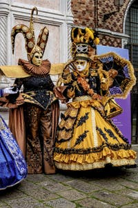 La parade des costumés du carnaval de Venise 2026 devant l'église de San Zaccaria.