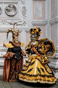 La parade des costumés du carnaval de Venise 2026 devant l'église de San Zaccaria.
