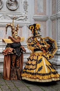 La parade des costumés du carnaval de Venise 2026 devant l'église de San Zaccaria.