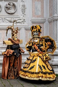 La parade des costumés du carnaval de Venise 2026 devant l'église de San Zaccaria.