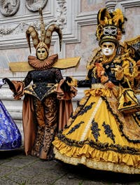 La parade des costumés du carnaval de Venise 2026 devant l'église de San Zaccaria.