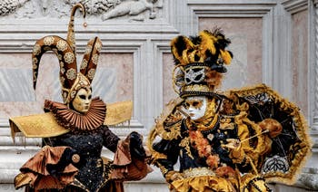 La parade des costumés du carnaval de Venise 2026 devant l'église de San Zaccaria.