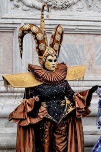 La parade des costumés du carnaval de Venise 2026 devant l'église de San Zaccaria.