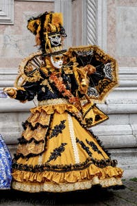 La parade des costumés du carnaval de Venise 2026 devant l'église de San Zaccaria.