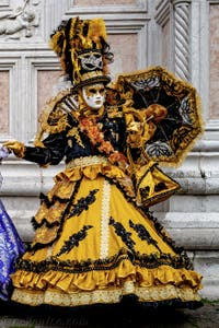 La parade des costumés du carnaval de Venise 2026 devant l'église de San Zaccaria.
