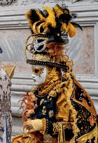 La parade des costumés du carnaval de Venise 2026 devant l'église de San Zaccaria.