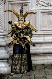 La parade des costumés du carnaval de Venise 2026 devant l'église de San Zaccaria.