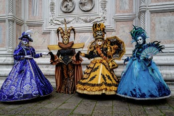 La parade des costumés du carnaval de Venise 2026 devant l'église de San Zaccaria.