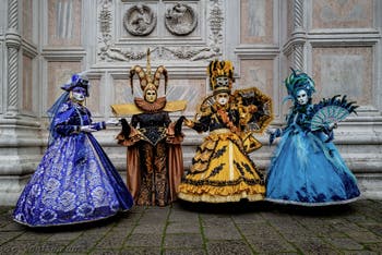 La parade des costumés du carnaval de Venise 2026 devant l'église de San Zaccaria.