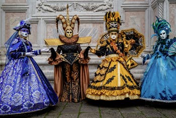 La parade des costumés du carnaval de Venise 2026 devant l'église de San Zaccaria.