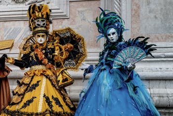 La parade des costumés du carnaval de Venise 2026 devant l'église de San Zaccaria.