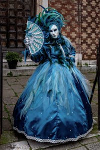 La parade des costumés du carnaval de Venise 2026 devant l'église de San Zaccaria.