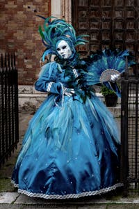 La parade des costumés du carnaval de Venise 2026 devant l'église de San Zaccaria.