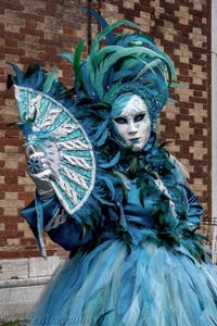 La parade des costumés du carnaval de Venise 2026 devant l'église de San Zaccaria.