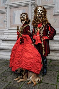 La parade des costumés du carnaval de Venise 2026 devant l'église de San Zaccaria.