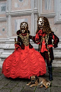 La parade des costumés du carnaval de Venise 2026 devant l'église de San Zaccaria.