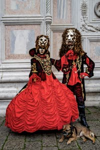 La parade des costumés du carnaval de Venise 2026 devant l'église de San Zaccaria.