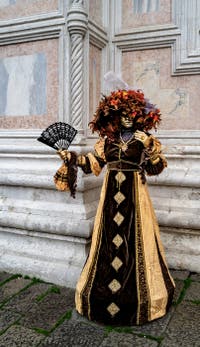 La parade des costumés du carnaval de Venise 2026 devant l'église de San Zaccaria.
