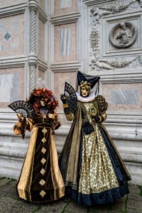 La parade des costumés du carnaval de Venise 2026 devant l'église de San Zaccaria.