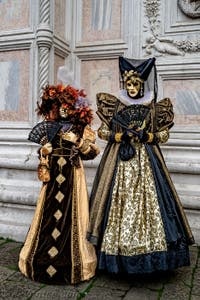 La parade des costumés du carnaval de Venise 2026 devant l'église de San Zaccaria.