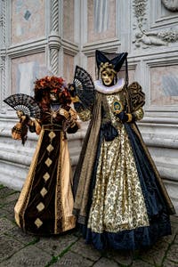 La parade des costumés du carnaval de Venise 2026 devant l'église de San Zaccaria.