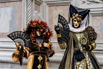 La parade des costumés du carnaval de Venise 2026 devant l'église de San Zaccaria.