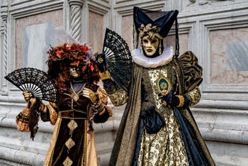 La parade des costumés du carnaval de Venise 2026 devant l'église de San Zaccaria.