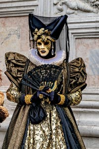 La parade des costumés du carnaval de Venise 2026 devant l'église de San Zaccaria.