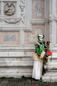 La parade des costumés du carnaval de Venise 2026 devant l'église de San Zaccaria.