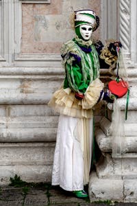 La parade des costumés du carnaval de Venise 2026 devant l'église de San Zaccaria.