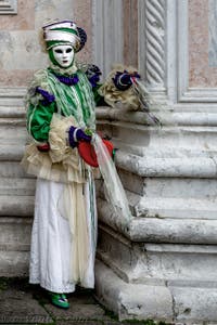 La parade des costumés du carnaval de Venise 2026 devant l'église de San Zaccaria.