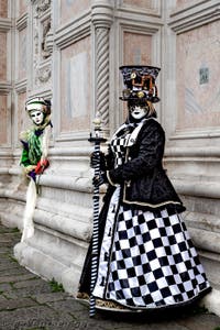 La parade des costumés du carnaval de Venise 2026 devant l'église de San Zaccaria.