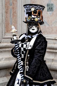 La parade des costumés du carnaval de Venise 2026 devant l'église de San Zaccaria.
