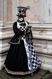 La parade des costumés du carnaval de Venise 2026 devant l'église de San Zaccaria.