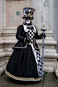 La parade des costumés du carnaval de Venise 2026 devant l'église de San Zaccaria.