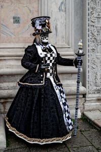 La parade des costumés du carnaval de Venise 2026 devant l'église de San Zaccaria.