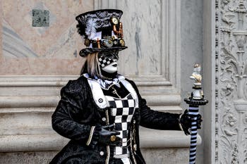 La parade des costumés du carnaval de Venise 2026 devant l'église de San Zaccaria.
