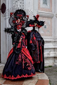 La parade des costumés du carnaval de Venise 2026 devant l'église de San Zaccaria.
