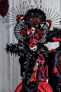 La parade des costumés du carnaval de Venise 2026 devant l'église de San Zaccaria.